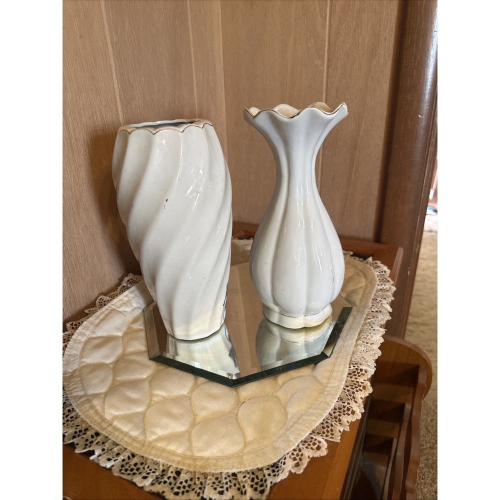 Vintage Blue and White Medium Ceramic Vases with Floral design With Gold Piping - Picture 4 of 9